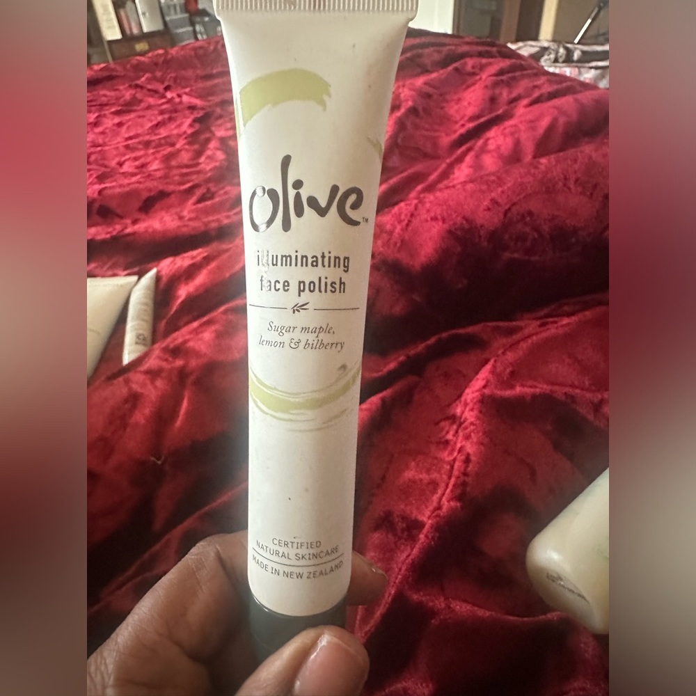 Olive illuminating face polish size 1.69 fl